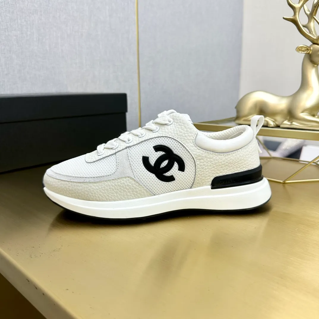 👟👟Ex-factory price 520👟👟 Chanel Chanel - 2024 counter top casual sports shoes This classic design; the upper is electro-embroidered with a variety of techniques; the outsole is fashionable and sporty; it is unusual to incorporate a variety of color matching elements... The diversified mix and match is very beautiful and versatile, casual, fashionable, sports and outdoor can be taken into account... ꫛꫀꪝ Go➫ Material: ❶Upper made of: Original imported mercerized velvet + double-layer breathable mesh ❷Inner use: Original imported breathable mesh ❸Outsole based on: Original T👟👟Factory price U combination outsole Counter boutique packaging complete set Women 35–41 Men 38-46